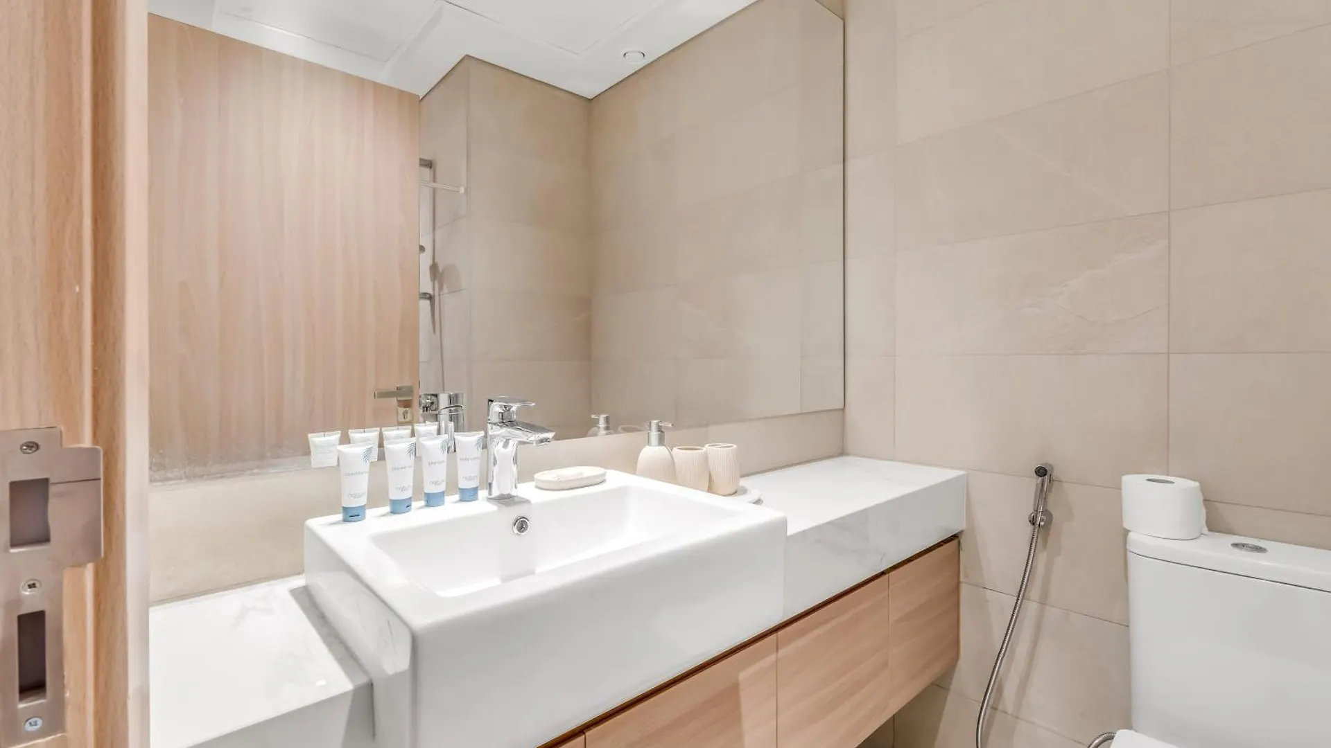 Apartment Elegant 1-Bedroom Home In Dubai